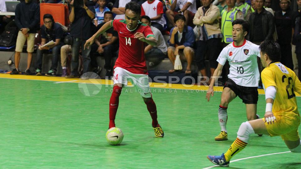Penggawa timnas futsal Indonesia saat berusaha melepaskan tembakan ke gawang Bradal Urayasu.